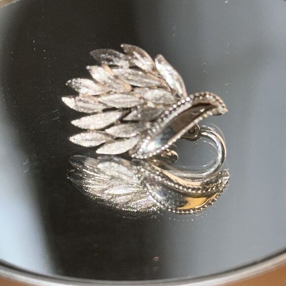 Vintage Trifari silver tone leaf motif clip on earrings - Picture 2 of 5